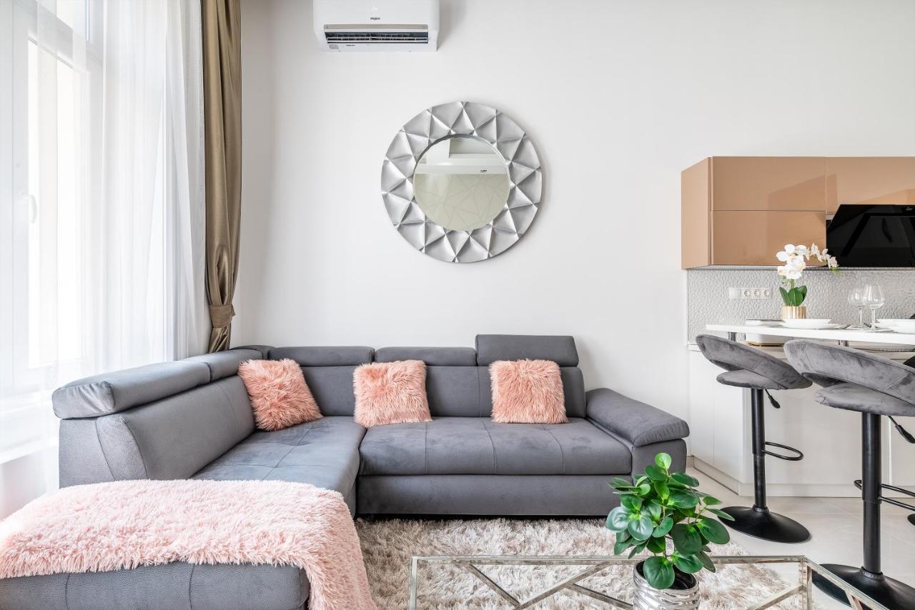 Luxury Apartment With Free Garage And Balcony In The Center Budapest Esterno foto